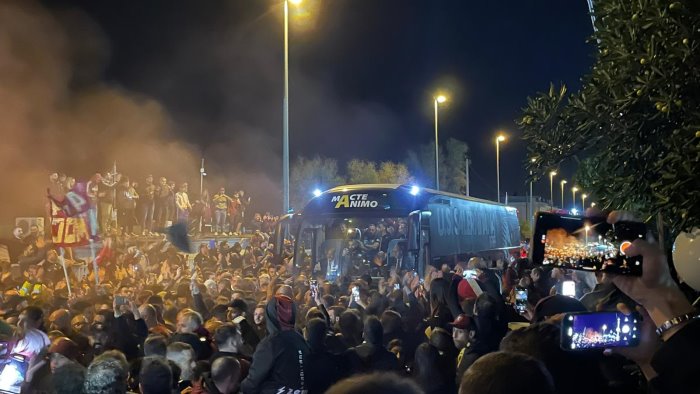 lazio salernitana 1 3 tifosi al mary rosy per abbracciare gli eroi granata