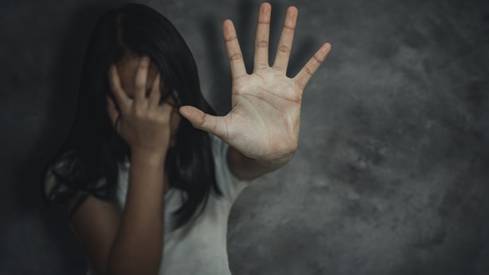 violenza sessuale su una ragazzina si indaga sull amico di famiglia