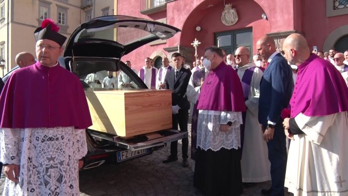 pozzuoli arrivano le spoglie di monsignor padoin commozione nella comunita