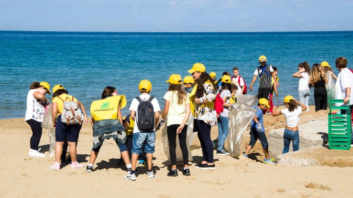 puliamo il mondo bambini in spiaggia a castellabate insieme a legambiente