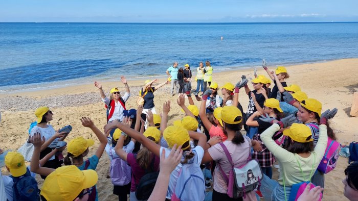 castellabate studenti in spiaggia per puliamo il mondo