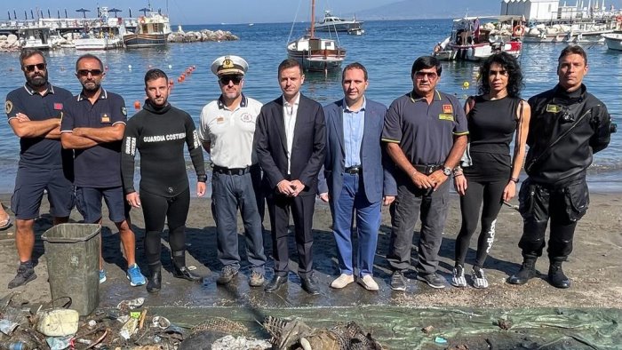 sorrento in quattro giorni la bonifica e la pulizia dei fondali marini