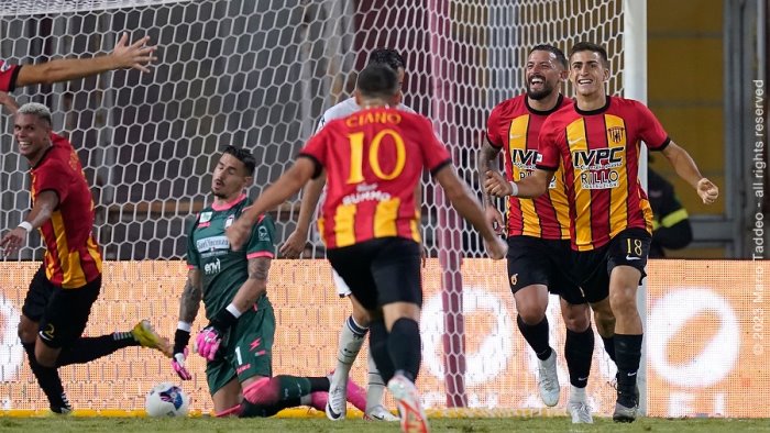 serie c benevento crotone 3 2 incredibile rimonta dei giallorossi