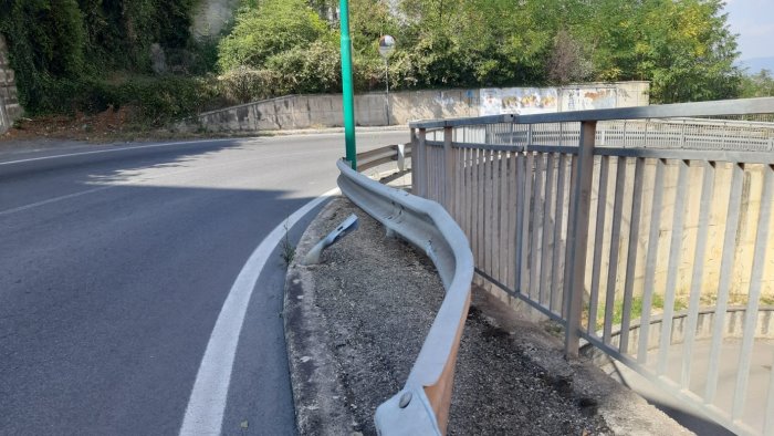 ariano guard rail sfondato e marciapiede ostruito disagi per pedoni e disabili