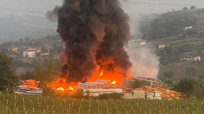 incendio a torre le nocelle in corso accertamenti arpac