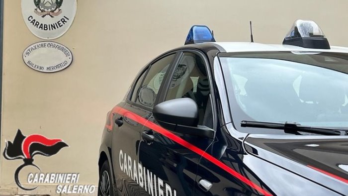 salerno perseguita l ex moglie intervengono i carabinieri