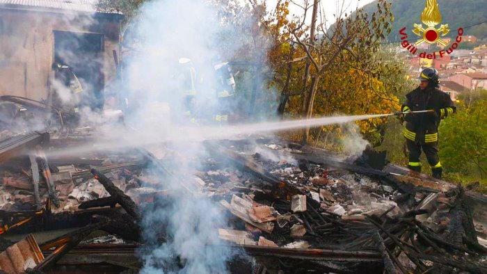 caposele in fiamme un prefabbricato del post terremoto 80