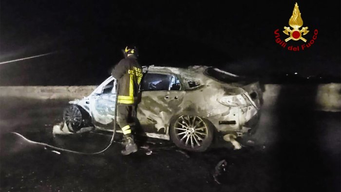 salza irpina auto in fiamme conducente messo in salvo dai vigili