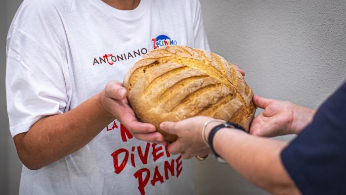 i frati distribuiscono pane in strada un aiuto a chi e povero e solo