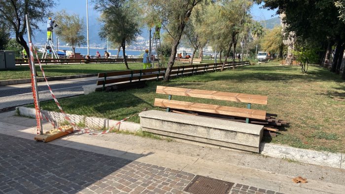 decoro a salerno via le assi rotte arrivano le nuove panchine sul lungomare