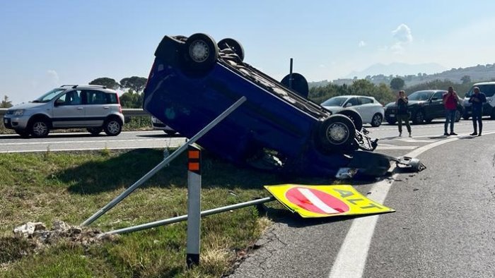 pauroso incidente allo svincolo di castel del lago furgone si ribalta 3 feriti