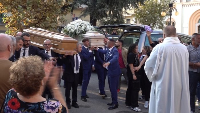 funerale di marika e pierpaolo il parroco come sposi vanno verso il signore