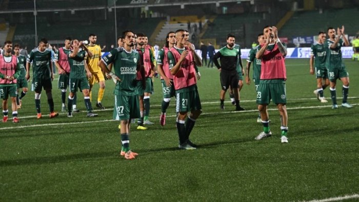 avellino un centrocampista tenta lo sprint verso il match con la casertana