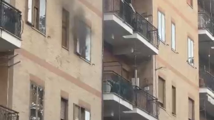 incendio in via due principati asciugatrice in fiamme paura nel palazzo