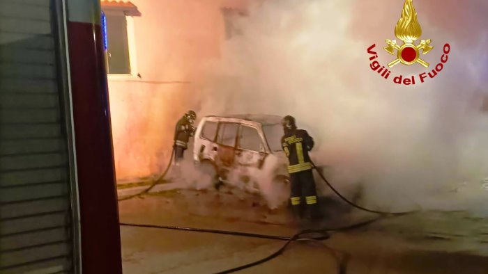 notte di paura ad avella auto va a fuoco danni a un palazzo si indaga