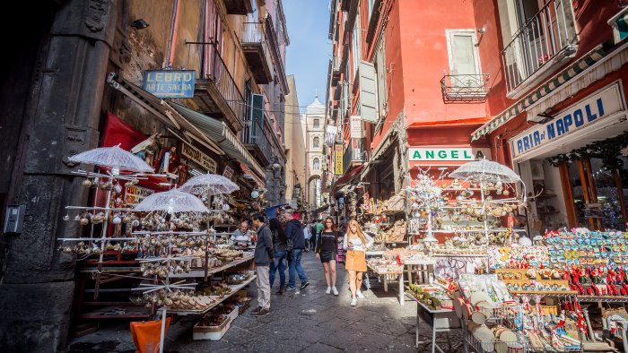 niente street food nella via dei presepi di napoli parte la petizione on line