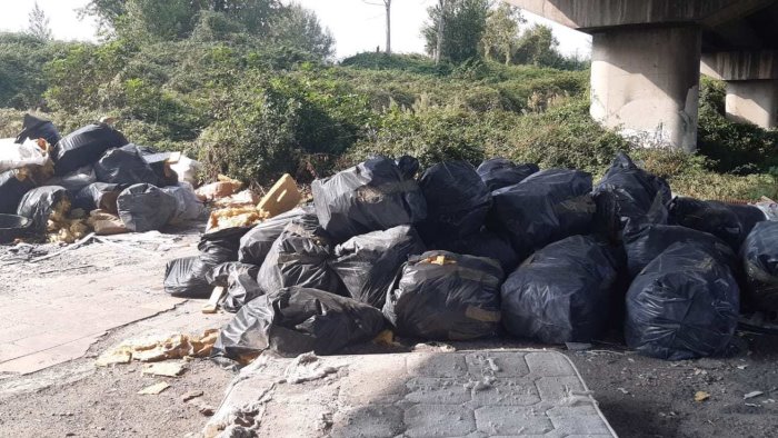 campi a scampia discariche a cielo aperto con amianto e scarti industriali