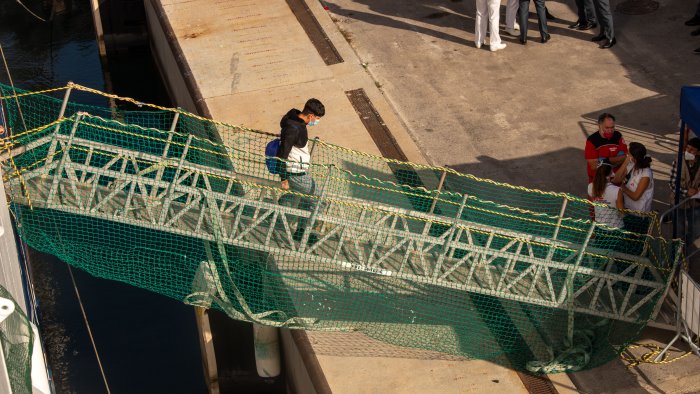 napoli si prepara ad accogliere i migranti in arrivo la aita mari