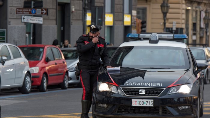 da posillipo a bagnoli fugge in auto e a piedi dopo un incidente preso pusher