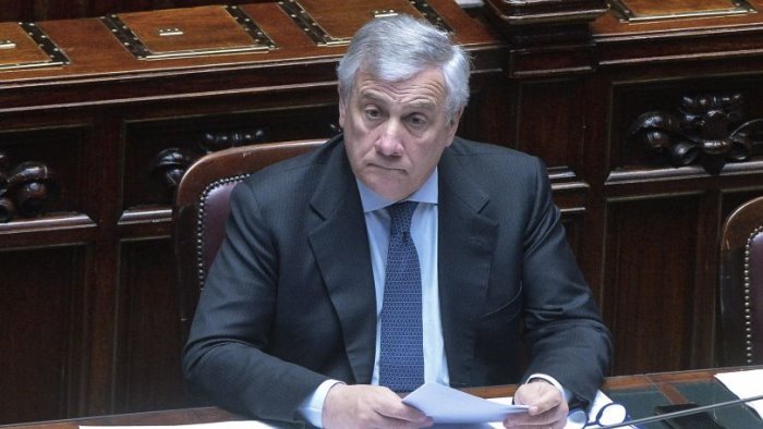 incubo attacchi terroristici tajani controlliamo i migranti