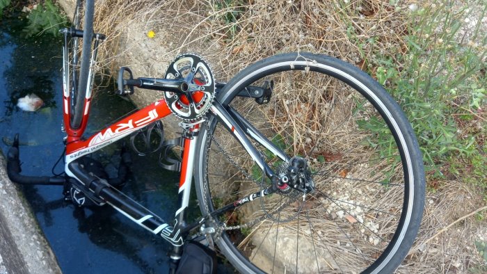 scontro tra un auto e una bici 62enne in prognosi riservata