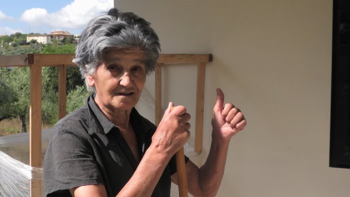 mise in fuga i ladri fingendo di essere armata trovata morta nonna rambo