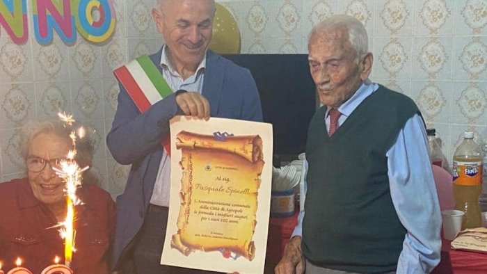 agropoli in festa il reduce di guerra pasquale spinelli spegne 102 candeline