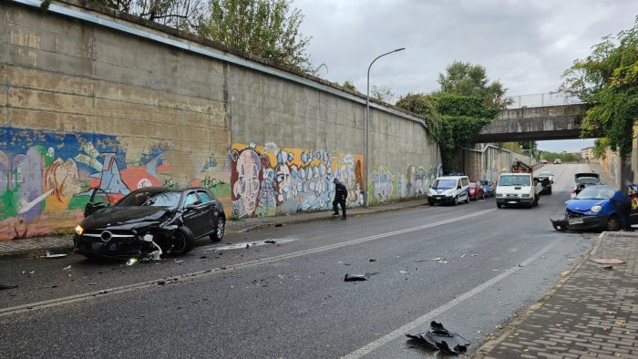 scontro tra auto in centro a benevento donna ferita e auto distrutte