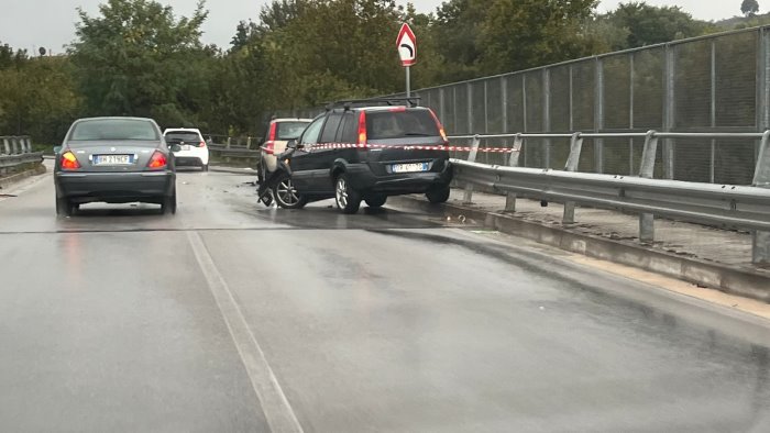 avellino incidente stradale in via acciani 2 auto coinvolte