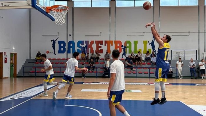 la power basket salerno parte col botto e fa tre su tre 93 82 contro adria bari