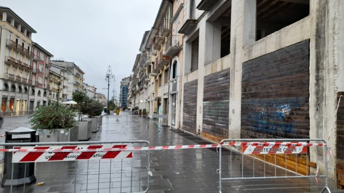 avellino dramma sfiorato al corso cadono calcinacci da un palazzo mai finito