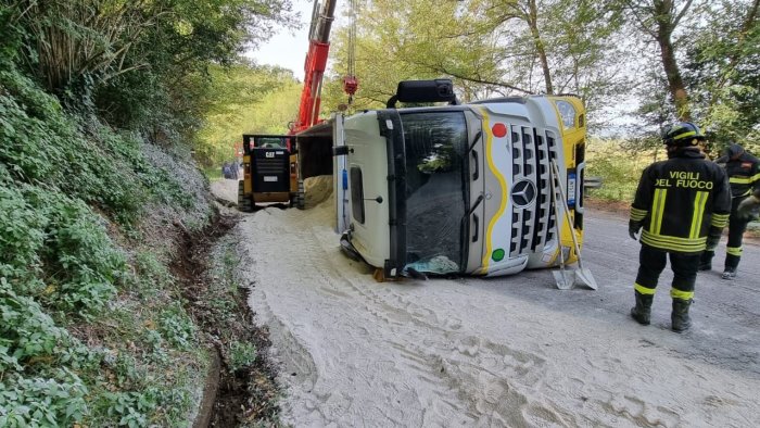 camion carico di sabbia si ribalta sulla carreggiata conducente ferito