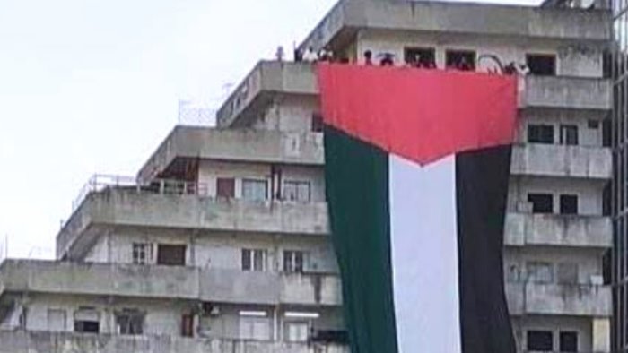 medioriente sulle vele di scampia maxi bandiera per la palestina