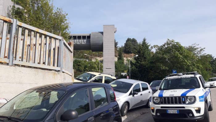 caos generale intorno all ospedale scattano le multe della polizia municipale