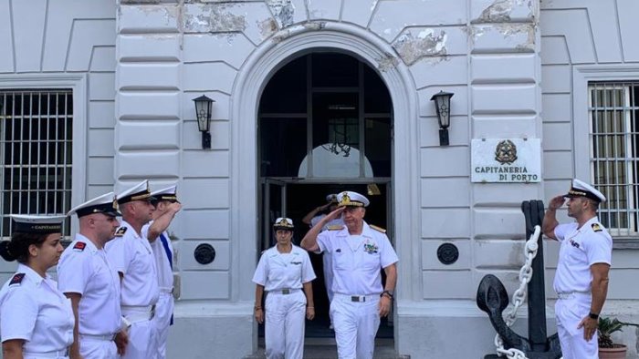 castellammare di stabia l ammiraglio vella in visita alla capitaneria di porto