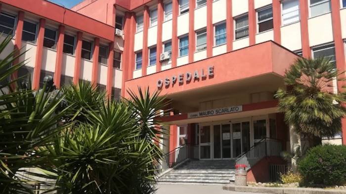 stroncata da un malore vicino all ospedale aprite il pronto soccorso