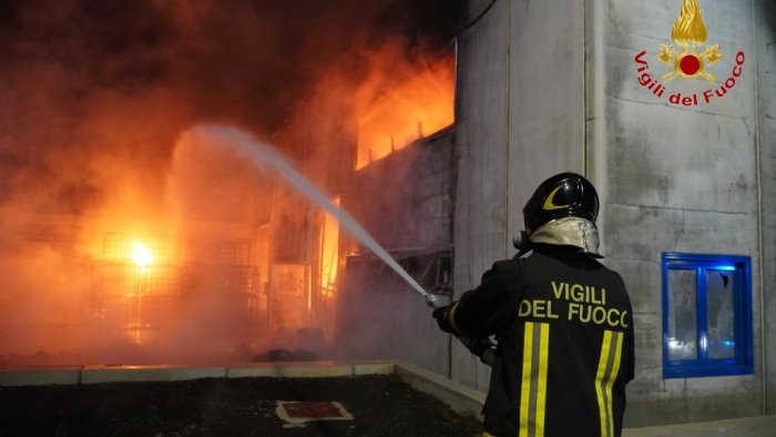 incendio fabbrica la valle del sabato non diventi una nuova terra dei fuochi