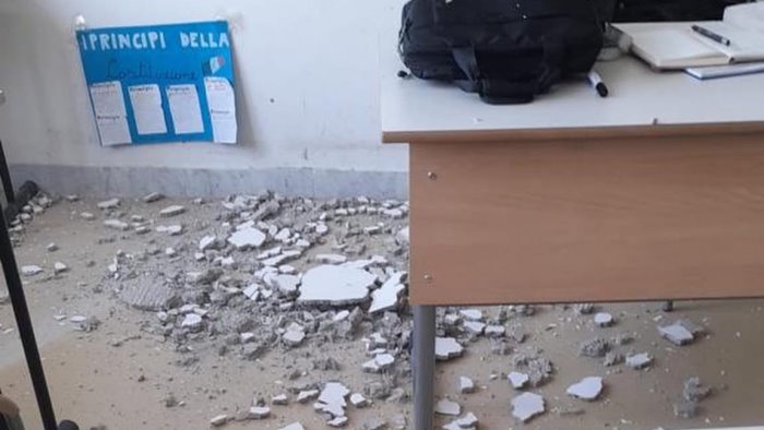 crollo di calcinacci in aula al liceo a napoli la denuncia degli studenti