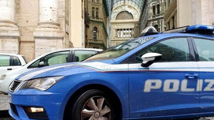 galleria umberto i aggredisce addetto alla sicurezza dopo aver rubato profumi