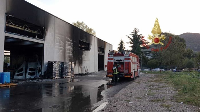 incendio alla me res concluse operazioni di spegnimento fabbrica in sicurezza