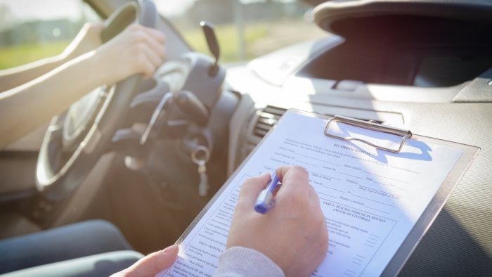 fa la prova di guida l esaminatore infila una mano e le palpeggia un seno