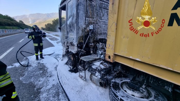 a16 tir carico di birra in fiamme corsia chiusa in autostrada