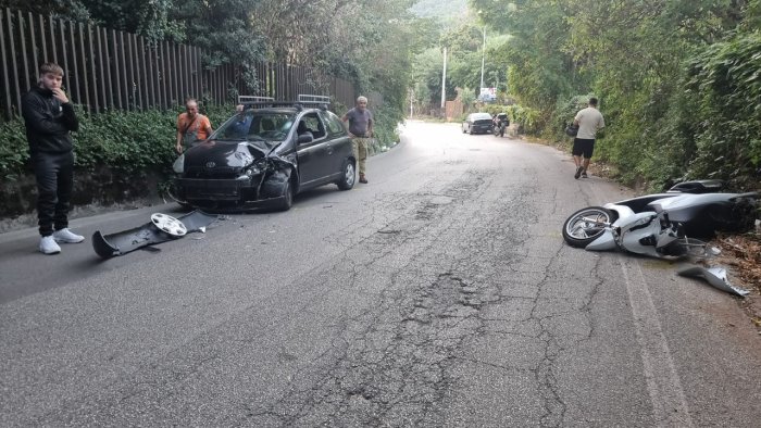 incidente stradale a salerno auto contromano si scontra con un motorino