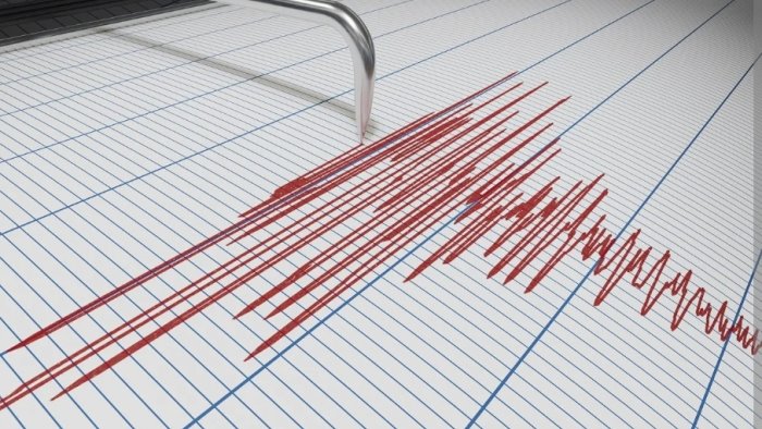 terremoto forte scossa avvertita anche a napoli persone in strada