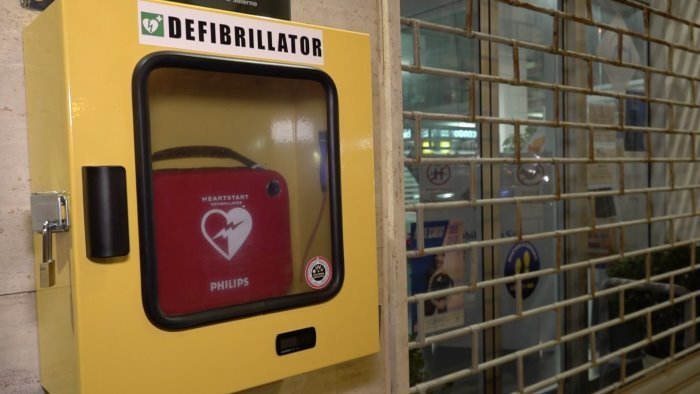 a casa di andrea dona un defibrillatore alla parrocchia di s giovanni battista