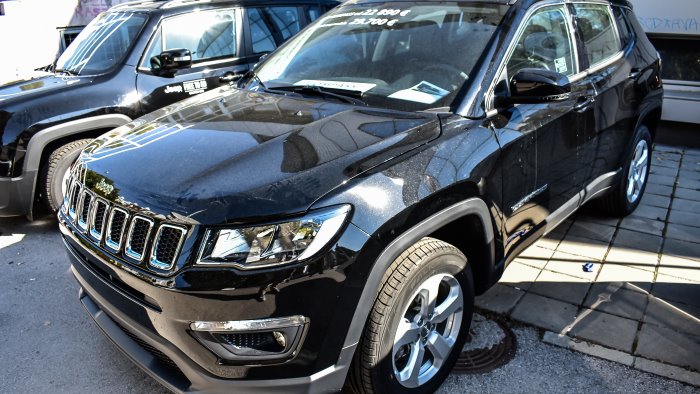 ruba una jeep compass e sostituisce la targa 45enne denunciato