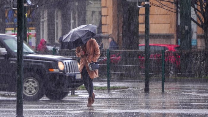 maltempo domenica di temporali in campania allerta gialla