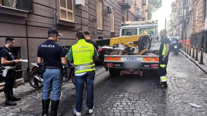 napoli rimossi veicoli nel quartiere san carlo all arena