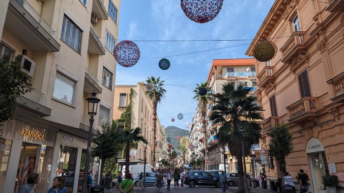 salerno svelate le prime luci d artista sul corso ecco le sfere colorate