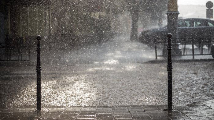 avellino imperversa il maltempo comuni in allerta per le forti piogge